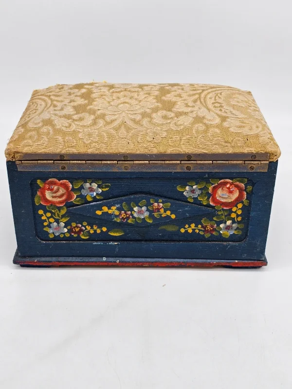 Antyczna drewniana szkatułka – ręcznie malowana, 1945