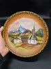 Ręcznie malowany drewniany talerz dekoracyjny – pejzaż alpejski, Ø 25 cm (Martin Schubert, 1993)