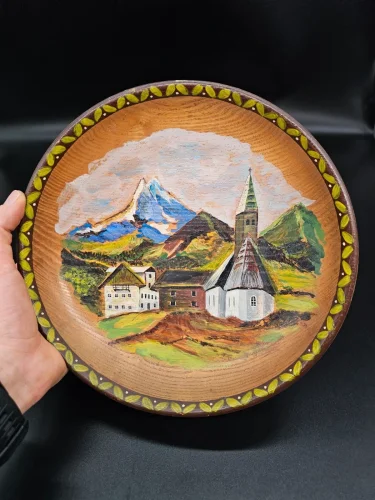 Ręcznie malowany drewniany talerz dekoracyjny – pejzaż alpejski, Ø 25 cm (Martin Schubert, 1993)