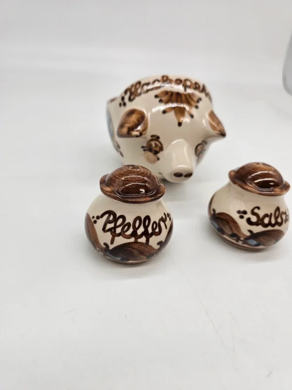 Ceramiczny zestaw „Schweineset” świnka na tatar z solniczką i pieprzniczką – ręcznie malowany