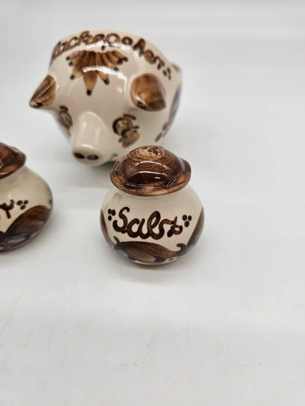 Ceramiczny zestaw „Schweineset” świnka na tatar z solniczką i pieprzniczką – ręcznie malowany