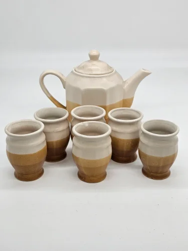 Zestaw ceramiczny: dzbanek i 6 kubków w odcieniach beżu i karmelu