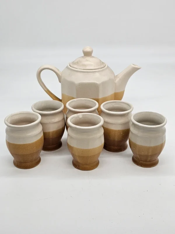 Zestaw ceramiczny: dzbanek i 6 kubków w odcieniach beżu i karmelu