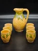 Zestaw ceramiczny dzban + 6 kubeczków – styl rustykalny, wytłaczane winogrona i liście winorośli