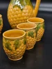 Zestaw ceramiczny dzban + 6 kubeczków – styl rustykalny, wytłaczane winogrona i liście winorośli