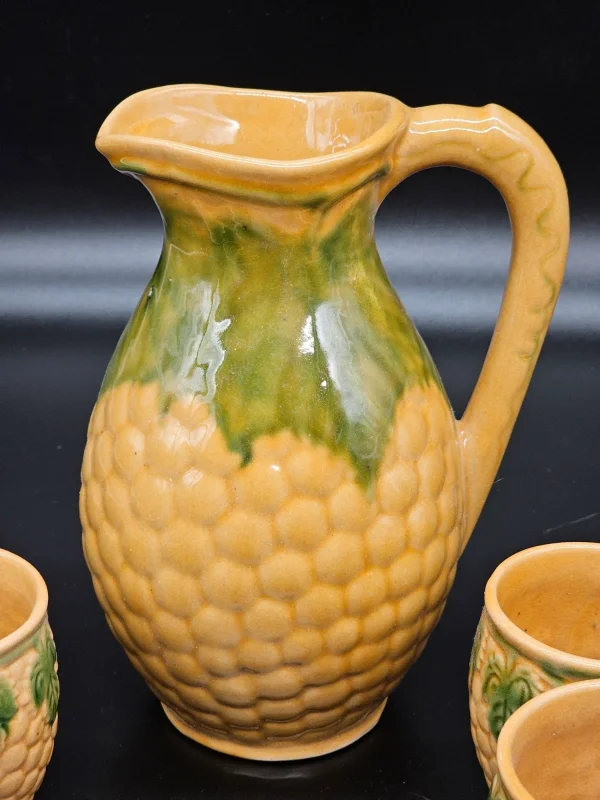 Zestaw ceramiczny dzban + 6 kubeczków – styl rustykalny, wytłaczane winogrona i liście winorośli