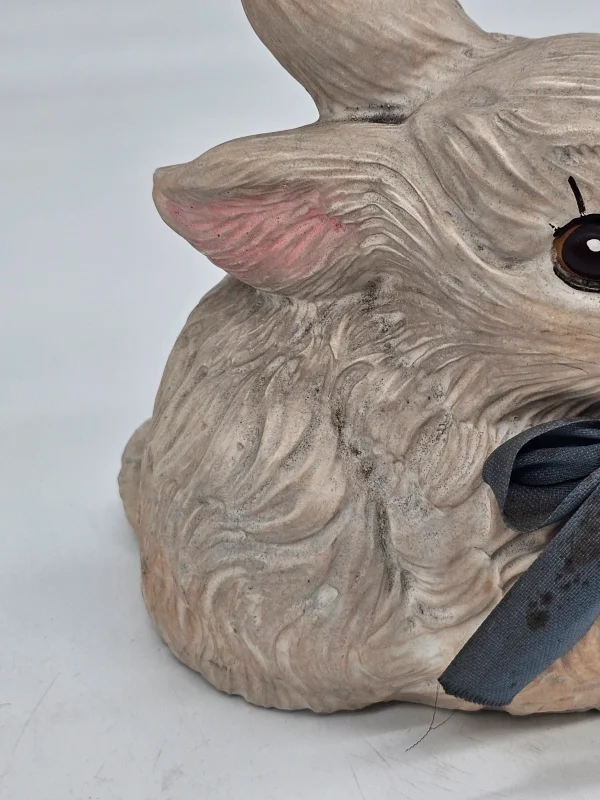 Betonowy królik z kokardą – figurka ogrodowa vintage, 19×18 cm