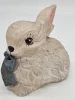 Betonowy królik z kokardą – figurka ogrodowa vintage, 19×18 cm