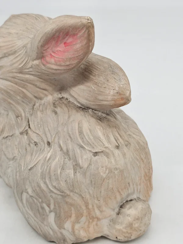 Betonowy królik z kokardą – figurka ogrodowa vintage, 19×18 cm