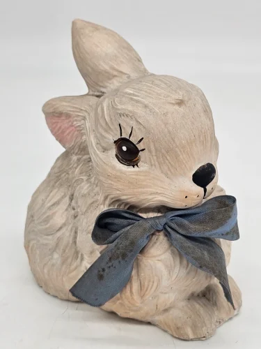 Betonowy królik z kokardą – figurka ogrodowa vintage, 19×18 cm
