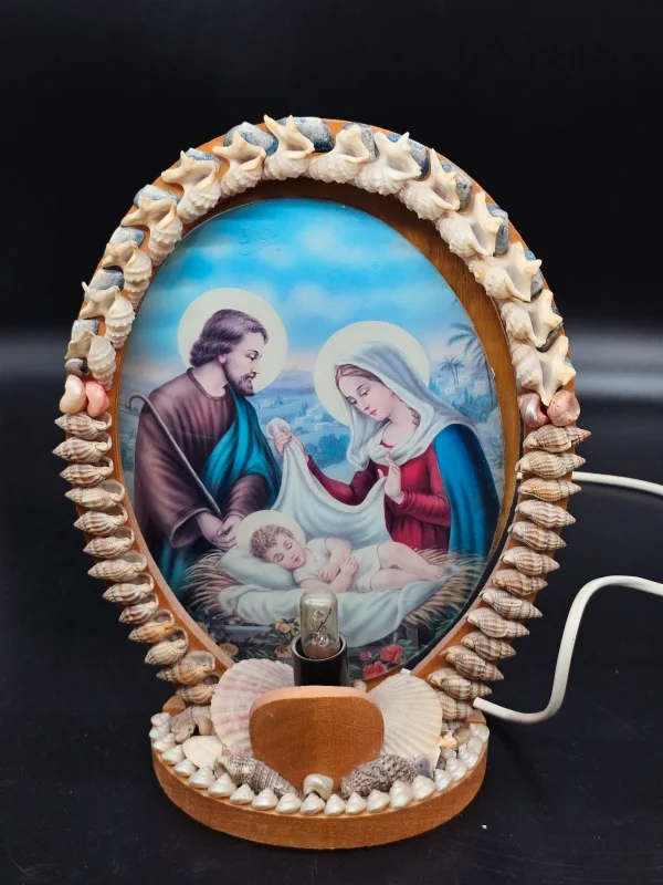 Lampka religijna – Święta Rodzina w ramie z muszelek, 30 cm