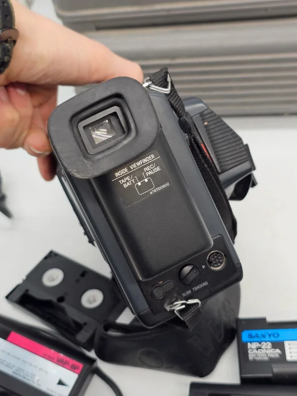 Kamera SANYO Vision 8 – Video8, AF Digital, zestaw z walizką i akcesoriami, nie testowana