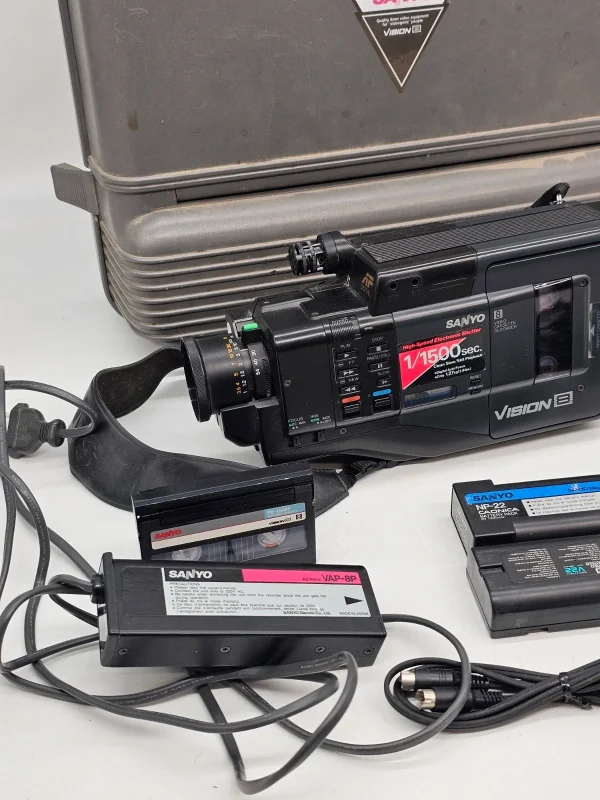 Kamera SANYO Vision 8 – Video8, AF Digital, zestaw z walizką i akcesoriami, nie testowana