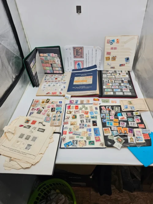 Zestaw ponad 300 znaczków z lat 1930–1990