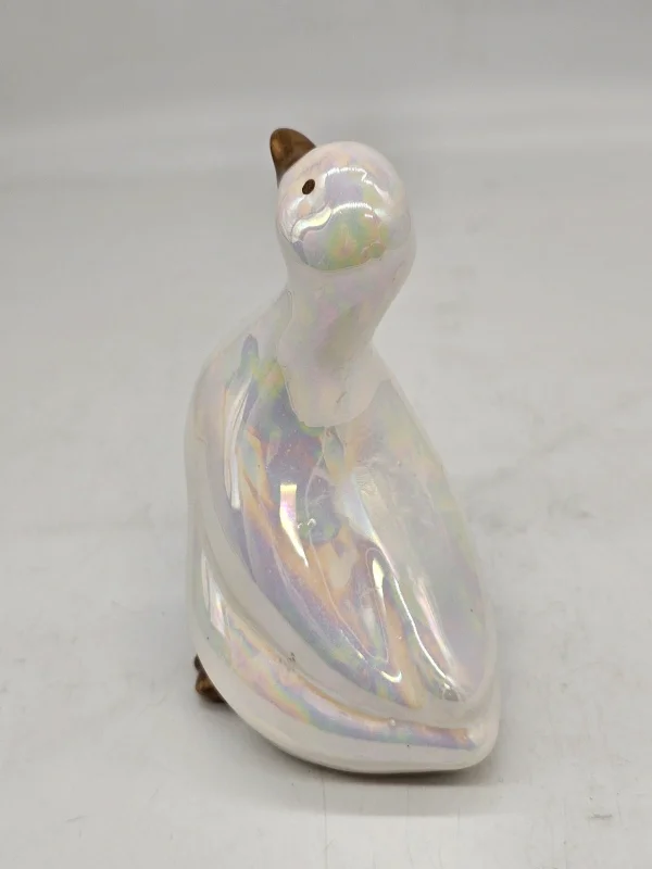 Opalizowana figurka gęsi ceramiczna 17 cm złote akcenty