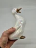 Opalizowana figurka gęsi ceramiczna 17 cm złote akcenty