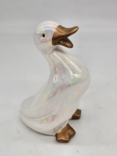 Opalizowana figurka gęsi ceramiczna 17 cm złote akcenty
