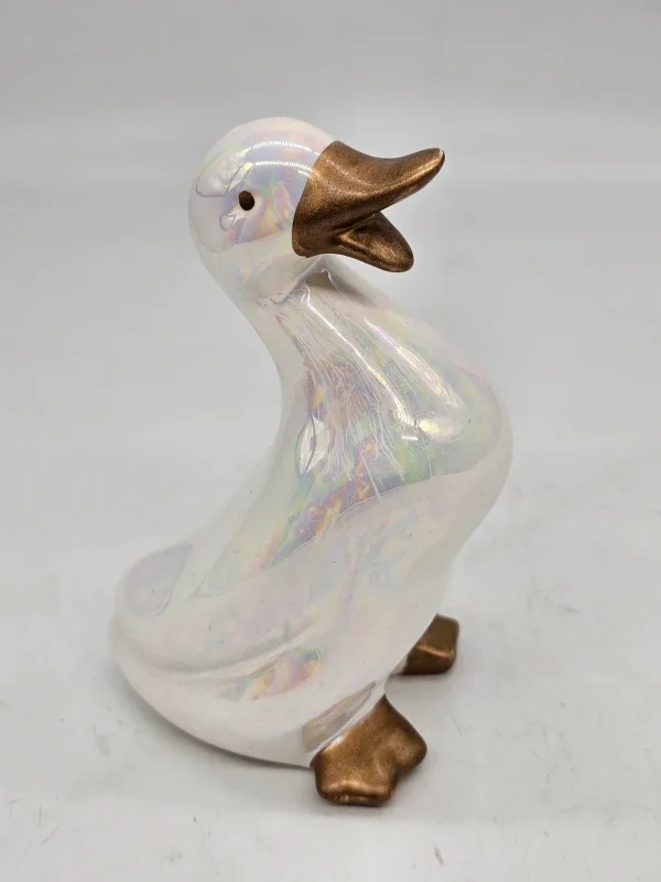 Opalizowana figurka gęsi ceramiczna 17 cm złote akcenty