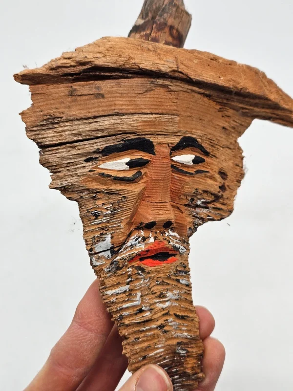 Ręcznie robiona maska z kory drewna na ścianę 24x17 cm