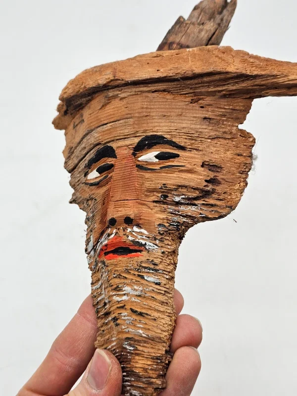 Ręcznie robiona maska z kory drewna na ścianę 24x17 cm
