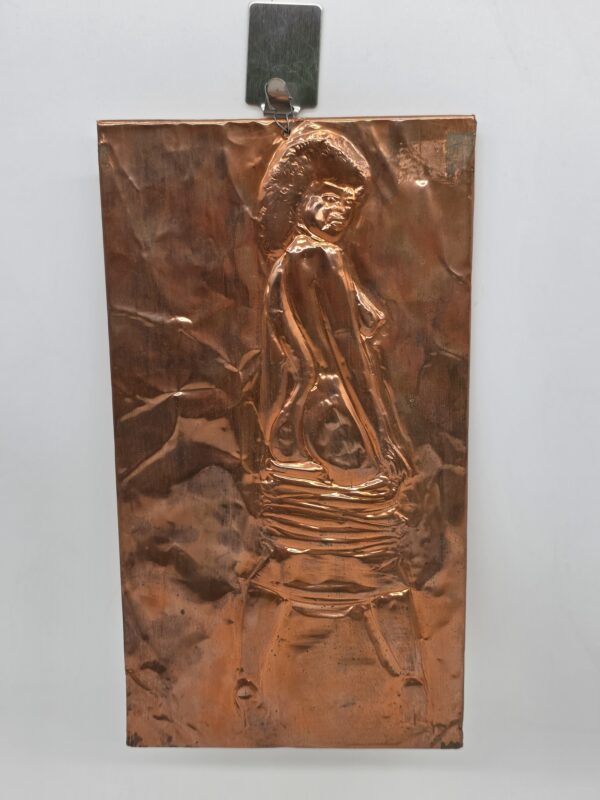 Relief ścienny z kobiecym aktem w kolorze miedzi, 15 × 28 cm