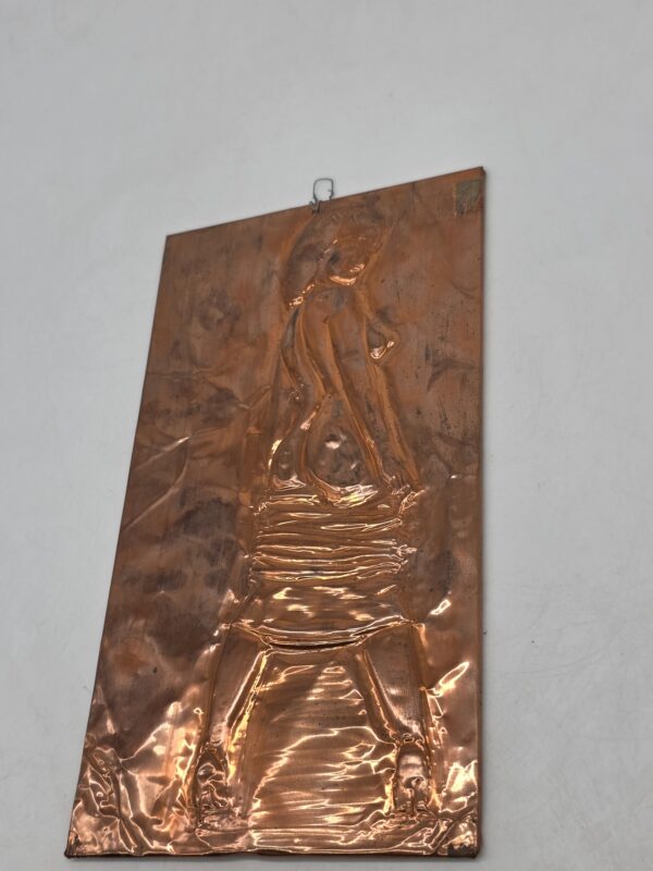 Relief ścienny z kobiecym aktem w kolorze miedzi, 15 × 28 cm
