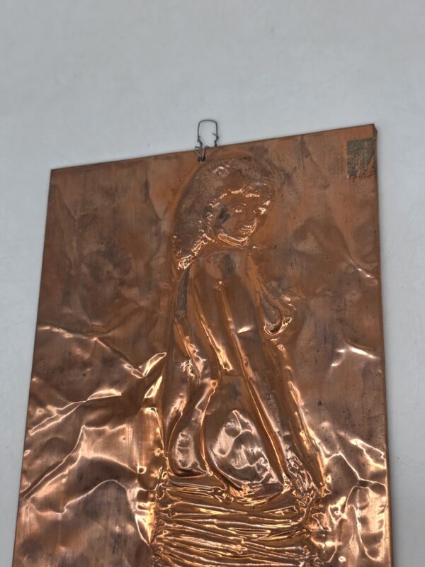 Relief ścienny z kobiecym aktem w kolorze miedzi, 15 × 28 cm