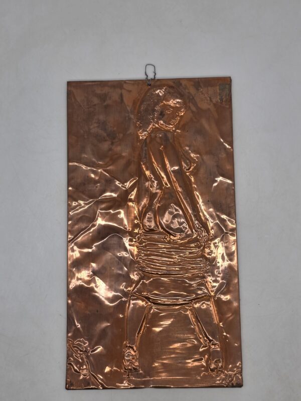 Relief ścienny z kobiecym aktem w kolorze miedzi, 15 × 28 cm