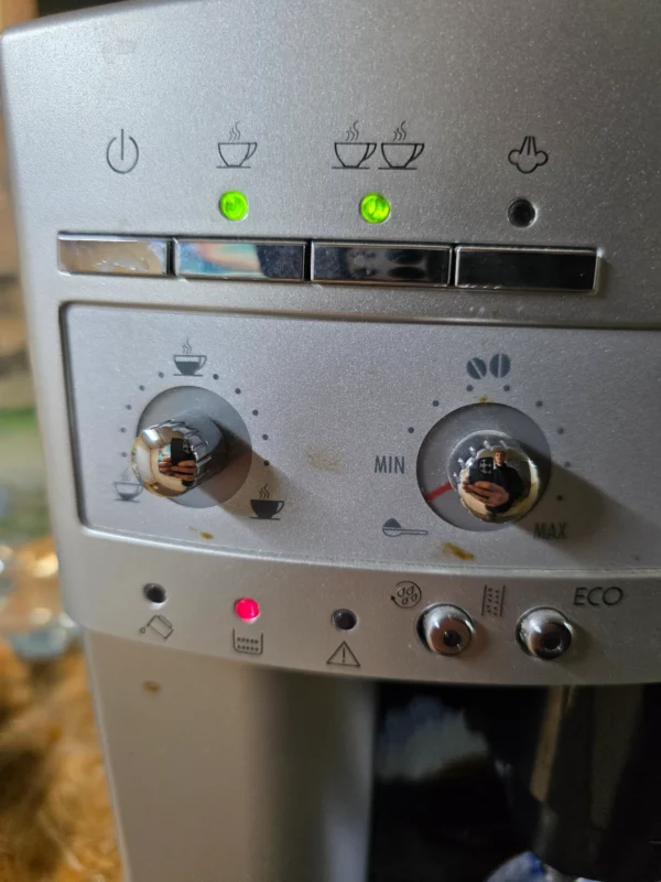 Automatyczny ekspres De’Longhi Magnifica ESAM3200.S EX:1 1450 W z młynkiem