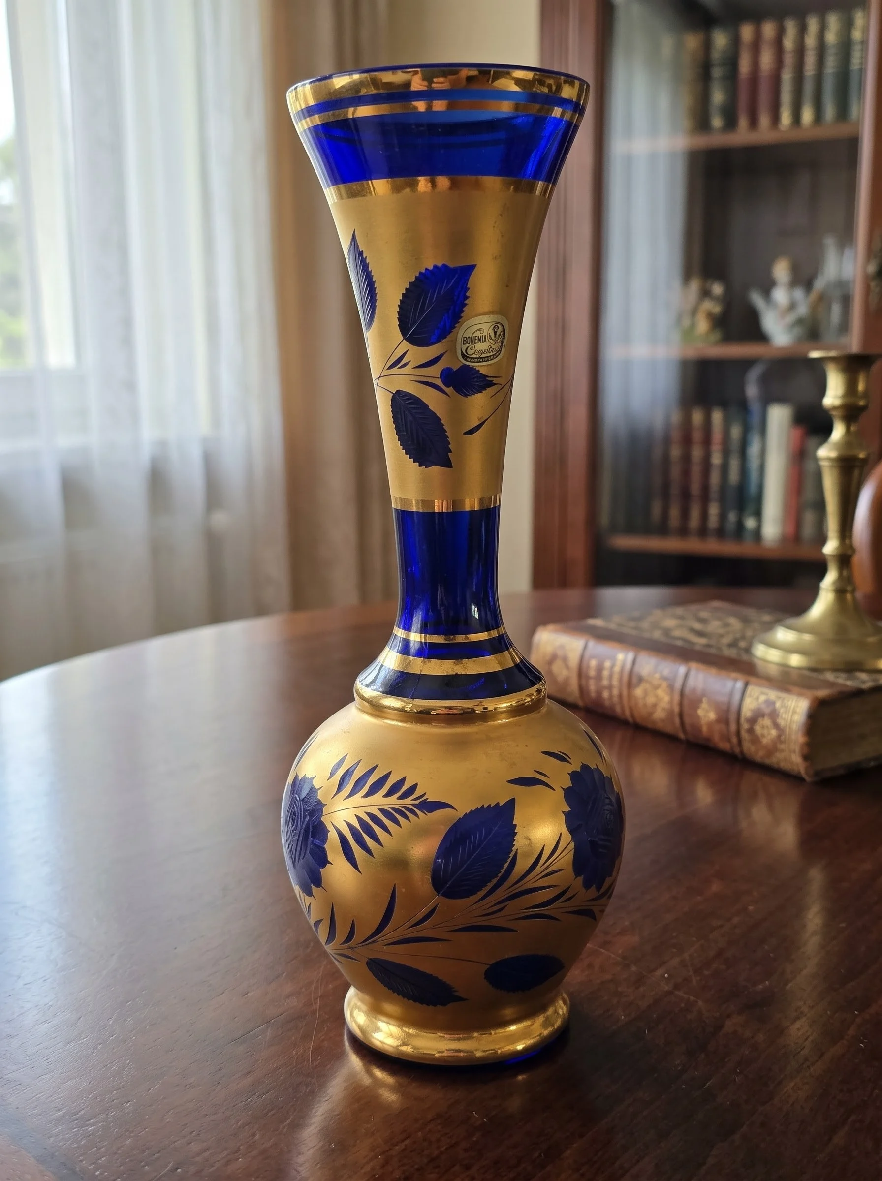 Wazon Bohemia Crystal kobaltowo-złoty z motywem kwiatowym – Czechosłowacja 26 cm